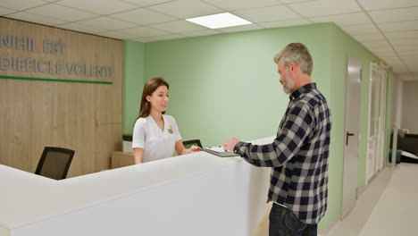 registro del paciente en la recepción del hospital