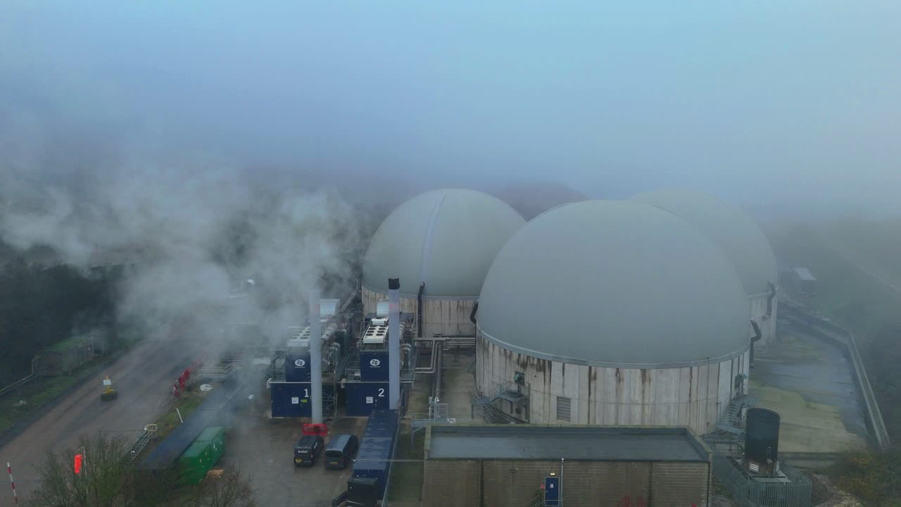 Veduta aerea con drone di grandi edifici industriali a cupola presso un impianto di produzione di zucchero a Bury St Edmunds durante una fitta e nebbiosa mattina d'inverno nel Regno Unito