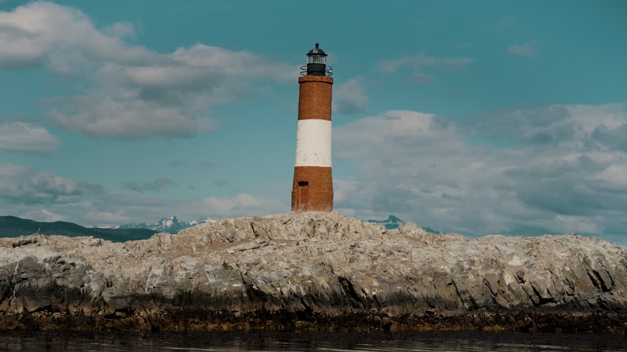el faro del fin del mundo - faro les éclaireurs en el canal beagle, tierra del fuego, sur de argentina