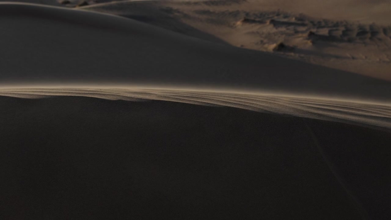 Lähi-idän aavikkomaisema lähellä Dubaita Yhdistyneissä arabiemiirikunnissa. Hiekka, aavikkotie, auringonlasku, ilmakuva, timelapse, aurinko, taivas, yö, ajaminen, tie, Lähi-itä, kasvi, pensas, pensas, vilja