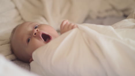 Bebé-Tranquilo-De-Siete-Meses-Acostado-En-La-Cama.