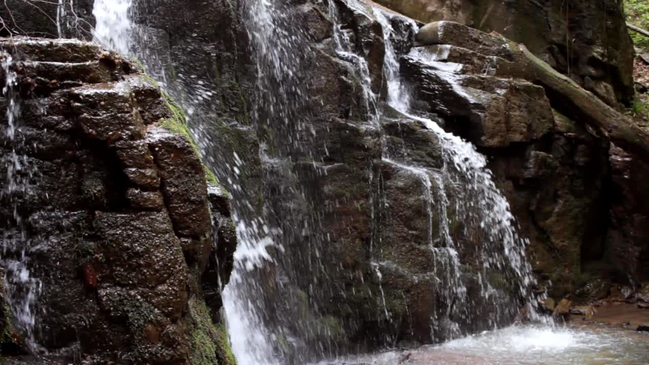 hermosa cascada en la montaña rocosa. el flujo de agua cuesta abajo en el bosque salvaje