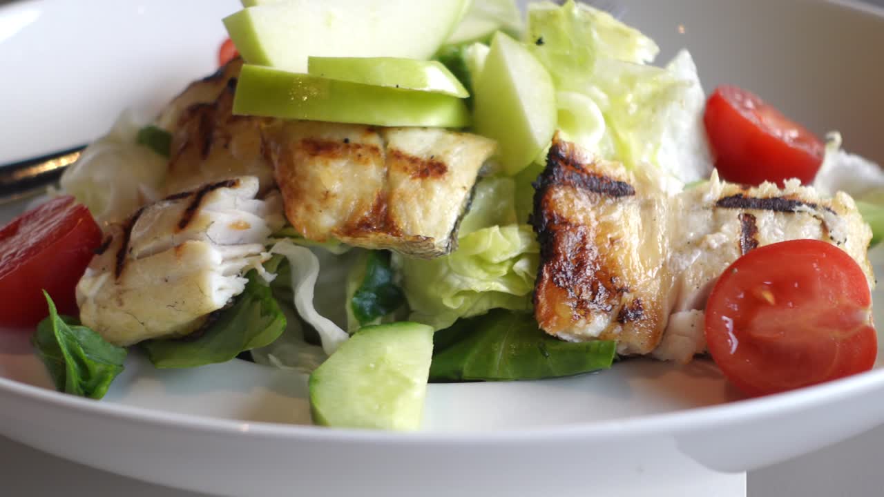 filete de pescado y ensalada fresca en un plato