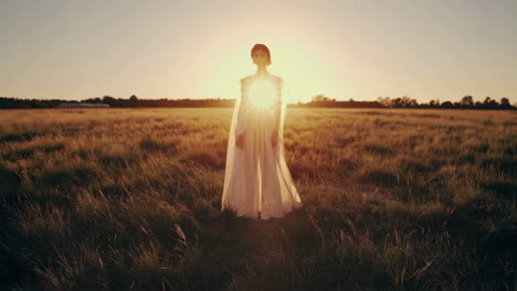 frau in einem kleid bei sonnenuntergang