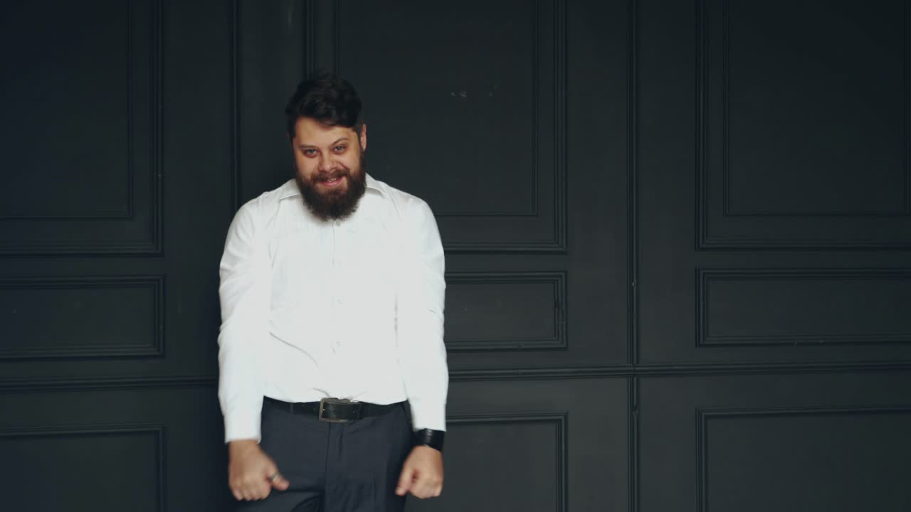 Gentiluomo in posa in studio. Ritratto di un uomo elegante e affascinante con la barba in studio.