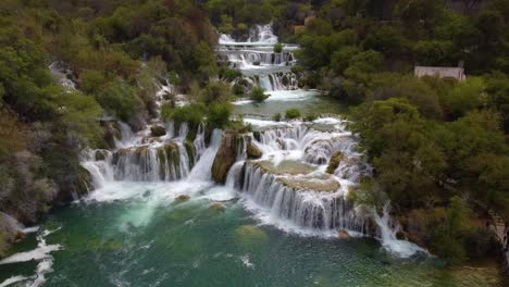 4K-pedestal-shot-with-gradual-tilt,-revealing-Skradinski-Buk-waterfall-in-Krka-National-Park,-Croatia