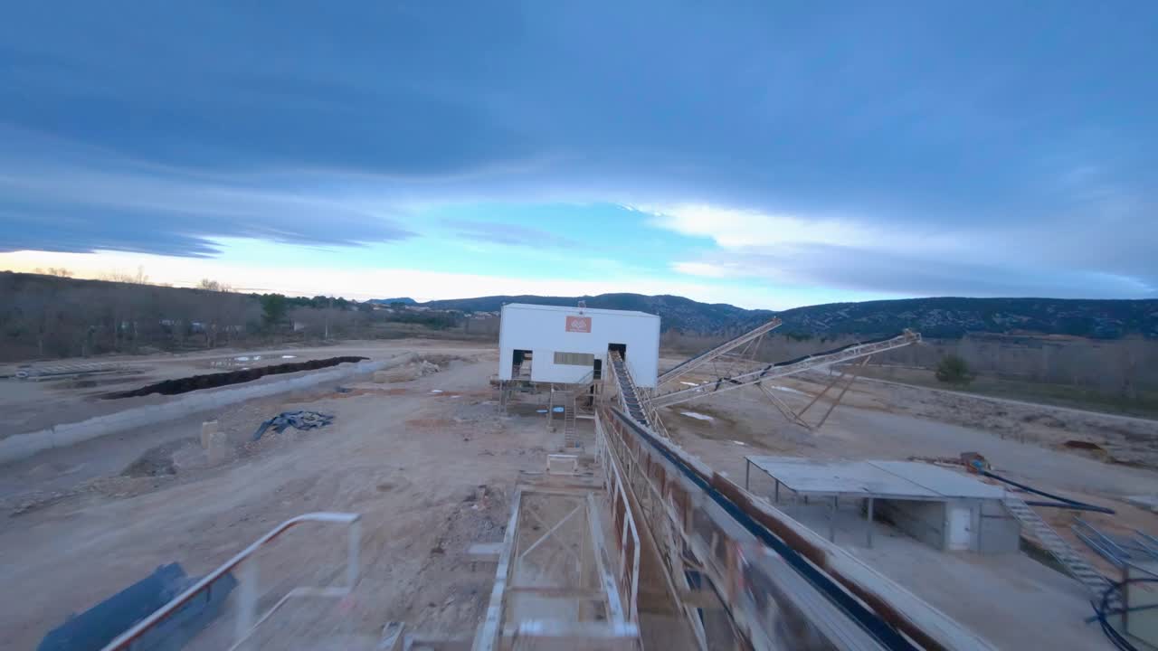 exploración pfv drone disparado a lo largo de cintas transportadoras dentro de una cantera entre los alpes