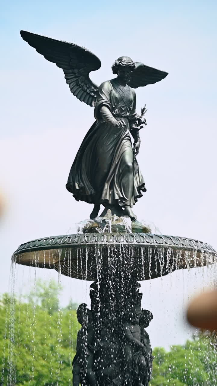 New York, USA, 25 luglio 2025: statua dell'Angelo delle Acque a Central Park. Vista ravvicinata della statua dell'Angelo delle Acque in cima alla fontana Bethesda a Central Park