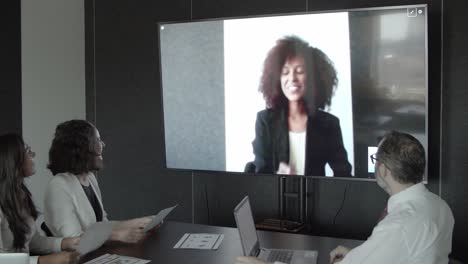 gerente afroamericano hablando con socios a través de videollamadas