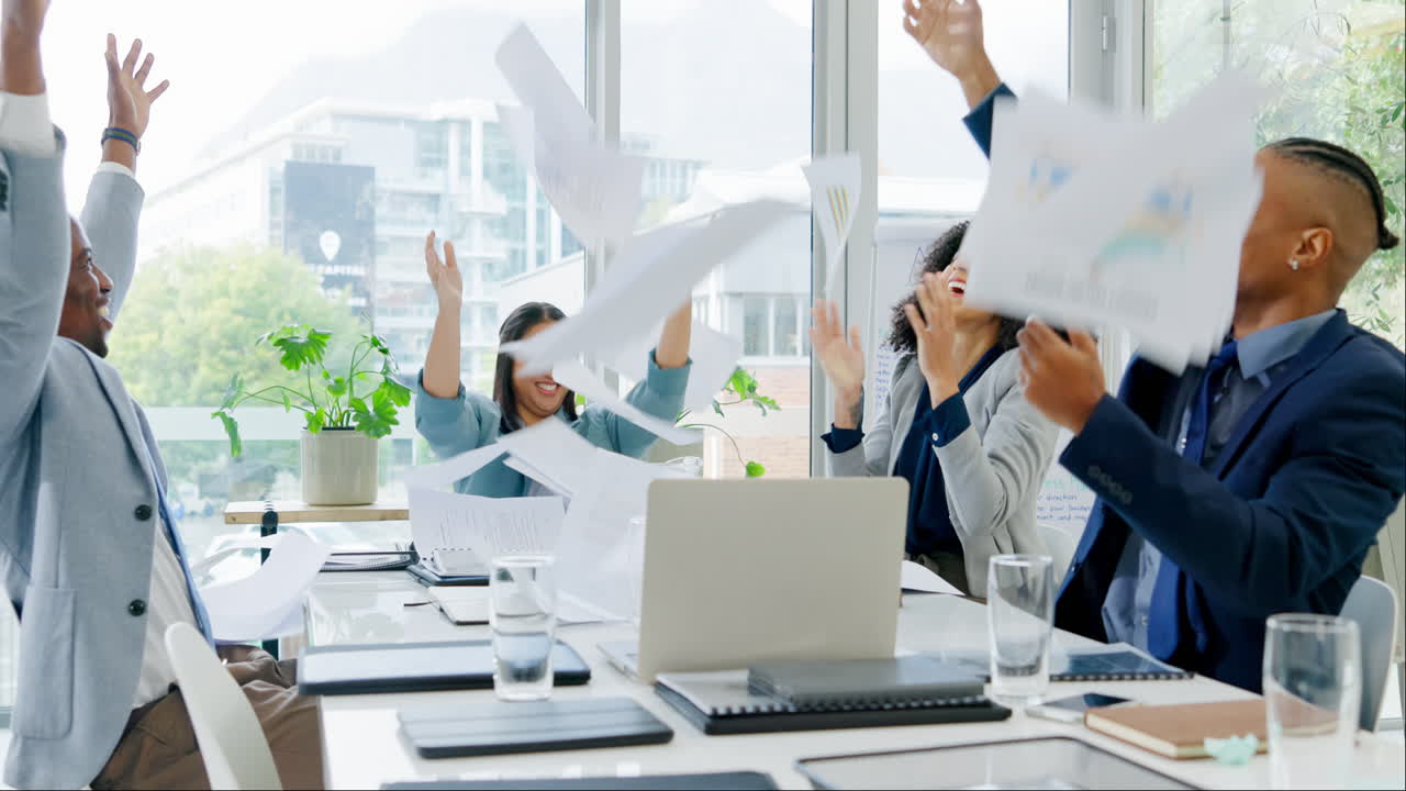팀워크, 축하, 그리고 공중에 있는 종이