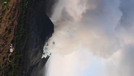 erupción volcánica con humo espeso en las islas canarias