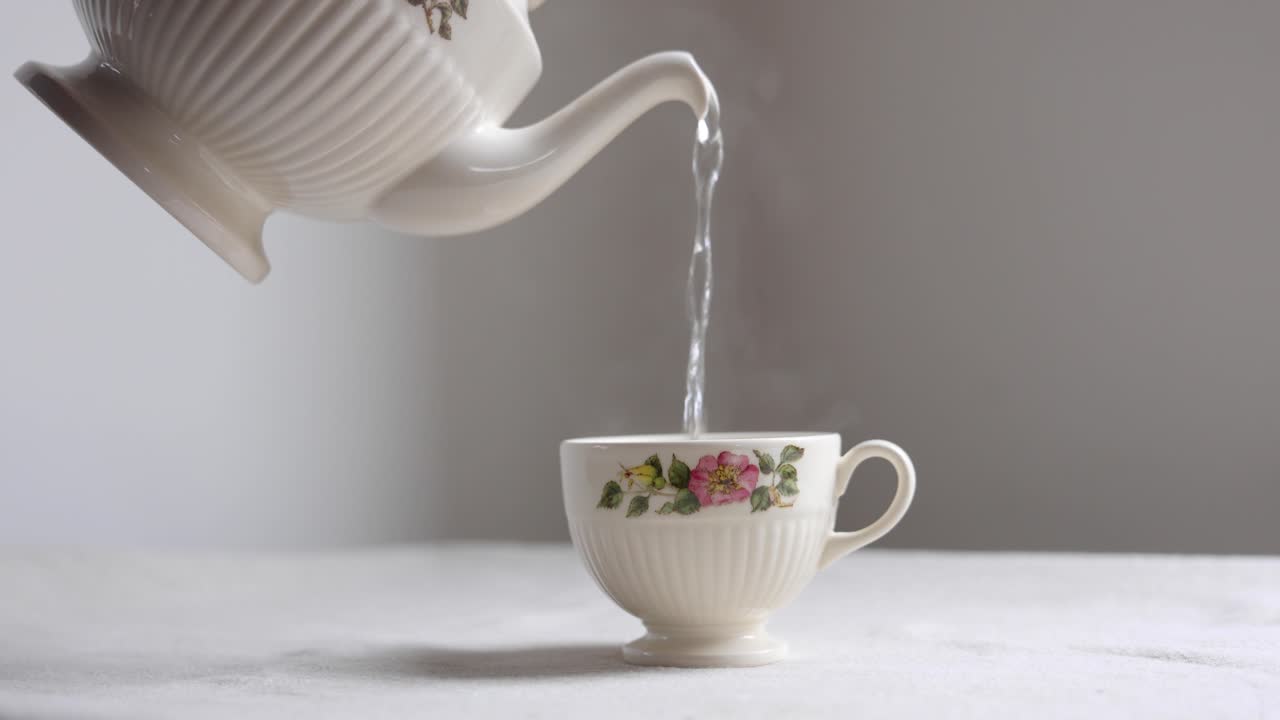 Video in cui si versa acqua molto calda in una tazza antica.