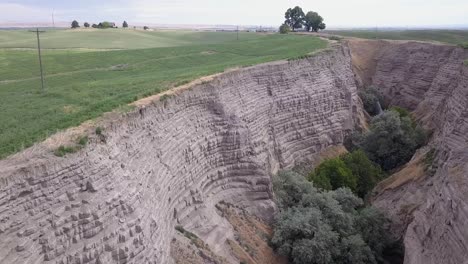 Touchet-soil-deposit-layers-visible-in-gully,-Eastern-Washington-state