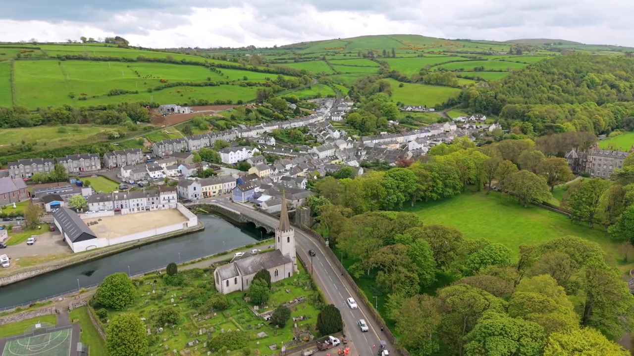 Video aereo 4K 60FPS dall'alto di Glenarm nella Contea di Antrim, Irlanda del Nord nel Regno Unito. Prodotto in 3840x2160 e con colore Rec709.