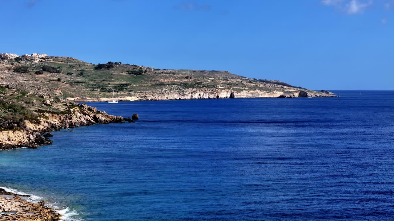 Vue panoramique spectaculaire des falaises calcaires et des eaux azurées profondes de l’île de Gozo, Malte&nbsp;: superbe vue grand angle du littoral accidenté de Gozo à Malte lors d’une belle journée d’été