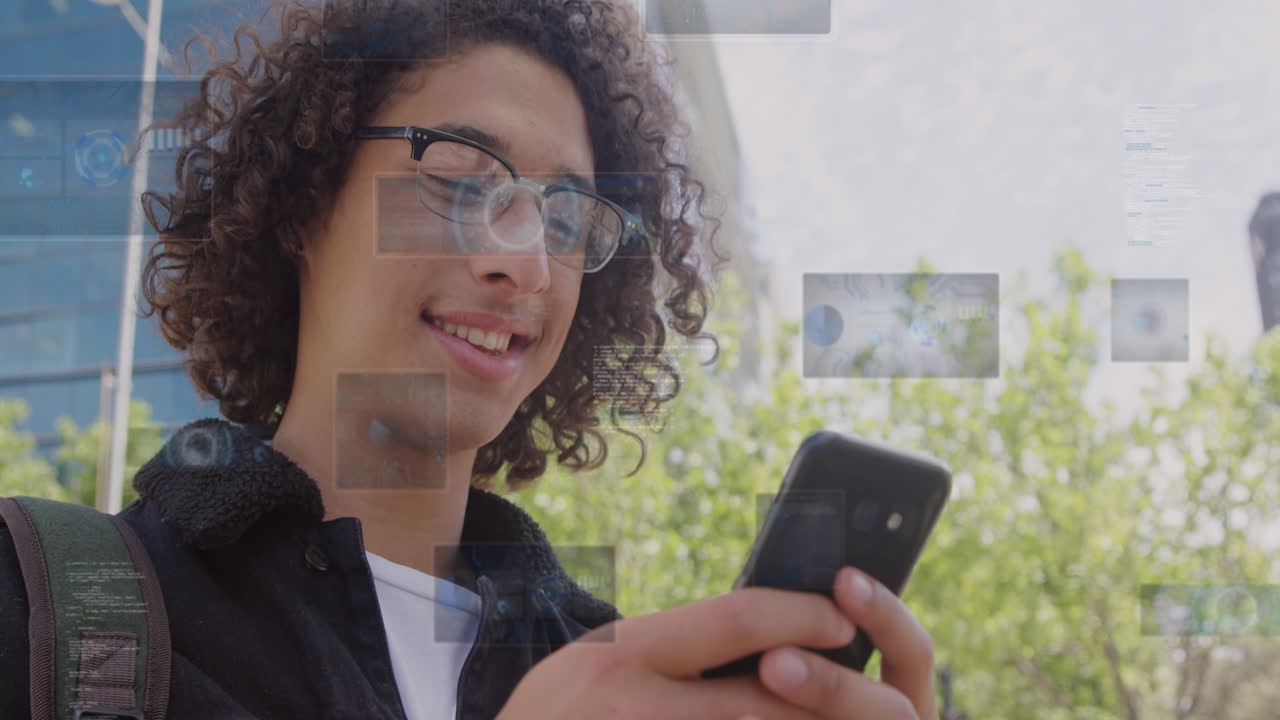 animación del procesamiento de datos sobre un hombre biracial usando un teléfono en una calle de la ciudad.