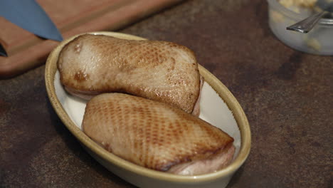 sirviendo porciones de pechuga de pavo asado en la mesa