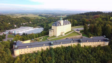 Una-Vista-Completa-Del-Castillo-De-Fulnek-En-La-República-Checa---Toma-Aérea-Con-Drones