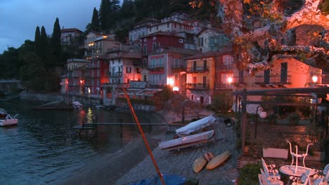 Un-Hermoso-Y-Pequeño-Pueblo-Italiano-A-Orillas-Del-Lago-De-Como-En-La-Noche-1