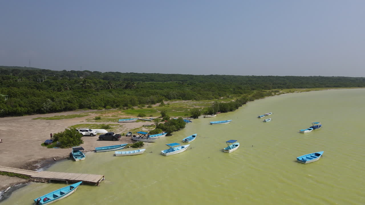 barcos tradicionales azules en la costa del lago de agua salada en oviedo, república dominicana