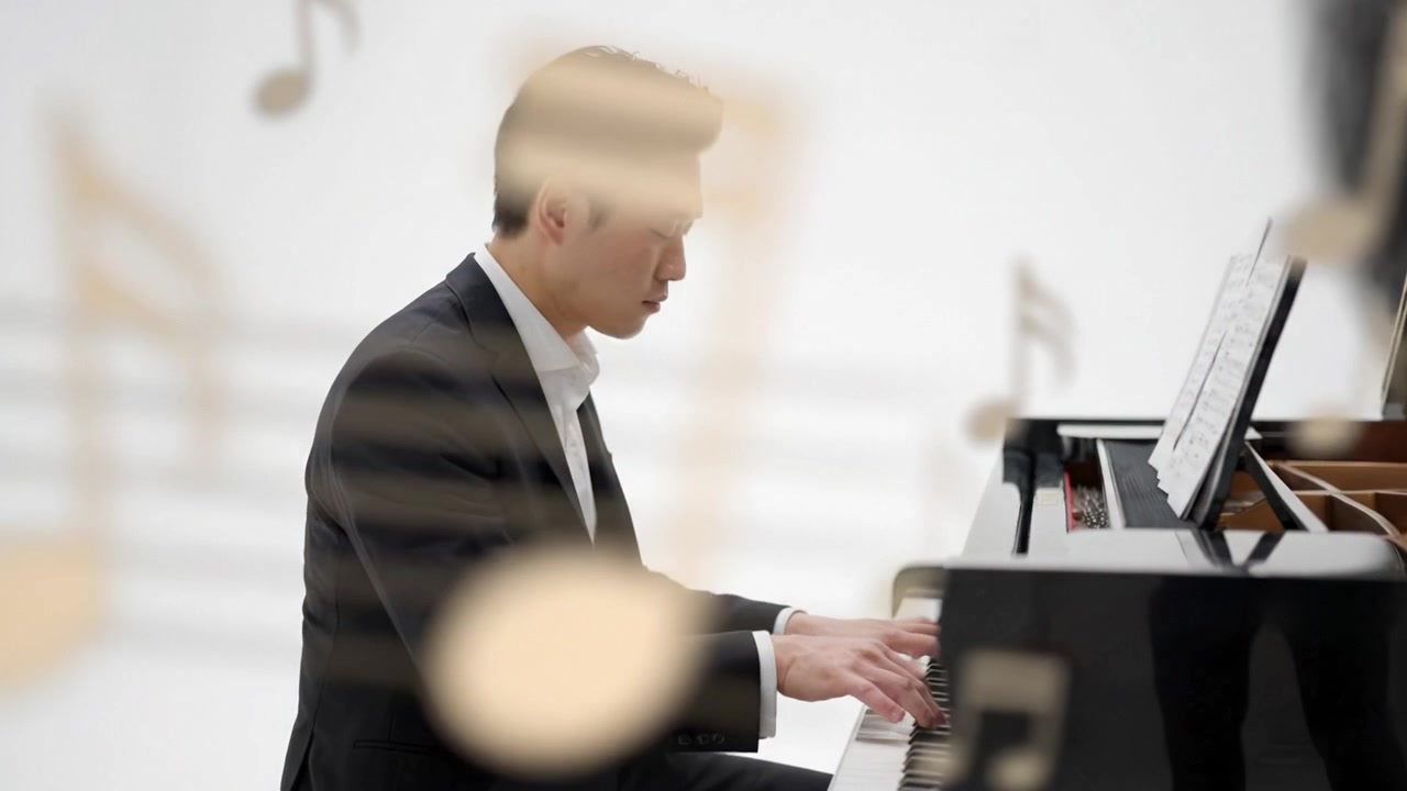 En talentfuld pianist optræder dygtigt ved et flygel, vækker musikken til live, omgivet af svævende noder i en elegant hvid baggrundsindstilling.