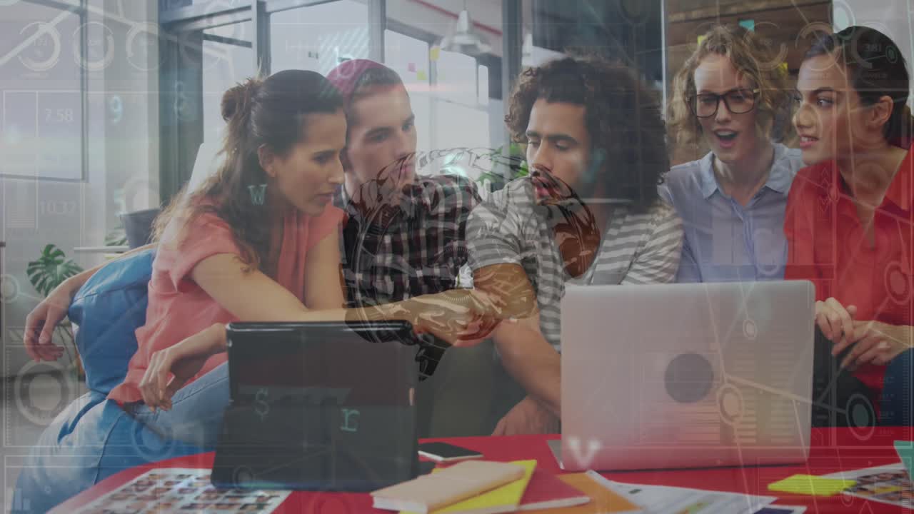 animación de texto de advertencia con procesamiento de datos sobre personas de negocios en la oficina.