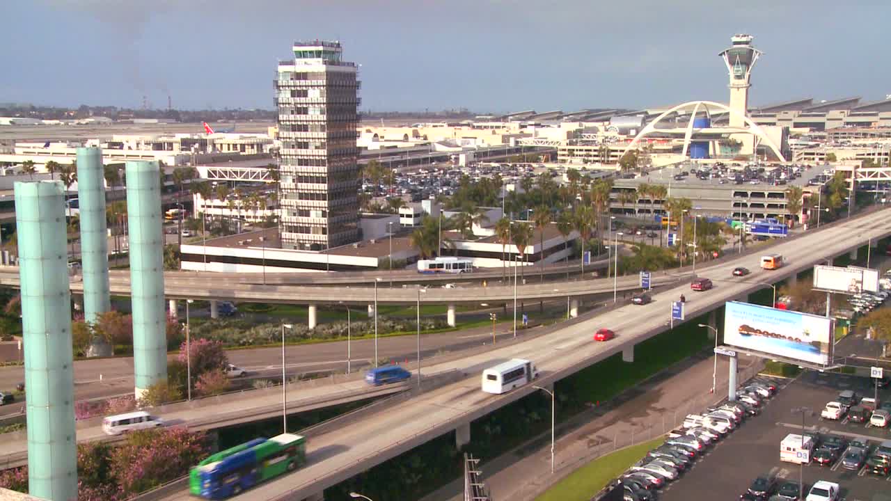 로스앤젤레스 국제공항 1일차의 넓은 설정 샷