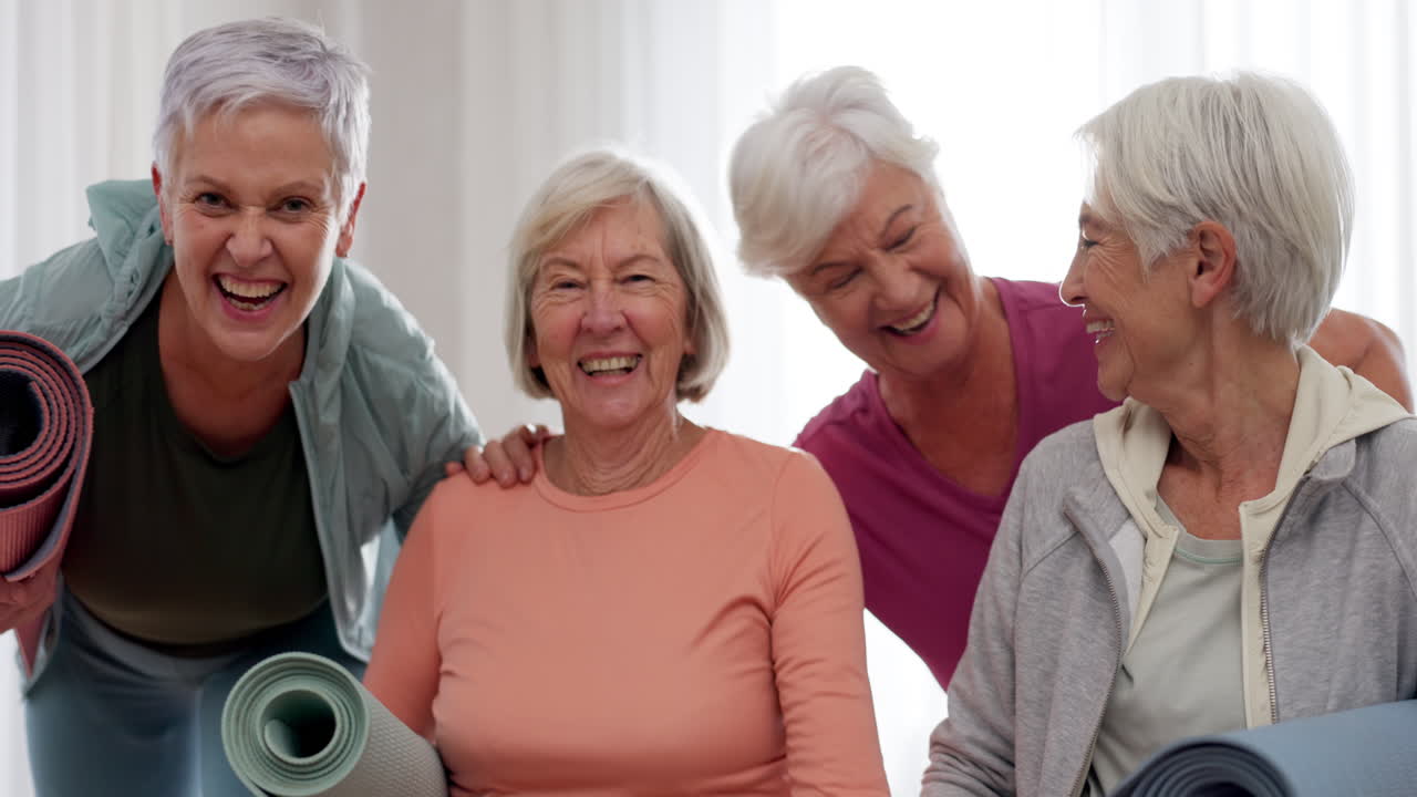 요가, 수업, 그리고 행복한 노인들의 얼굴