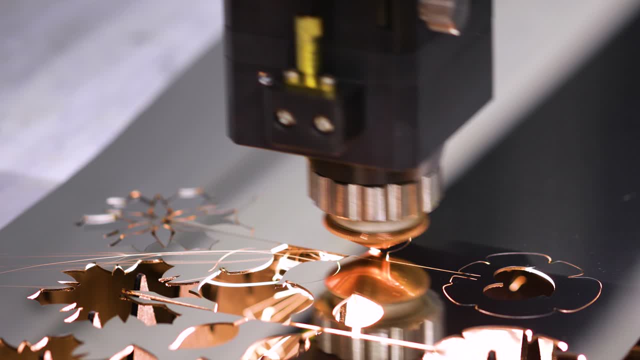 Taglio laser CNC di metallo, moderna tecnologia industriale.