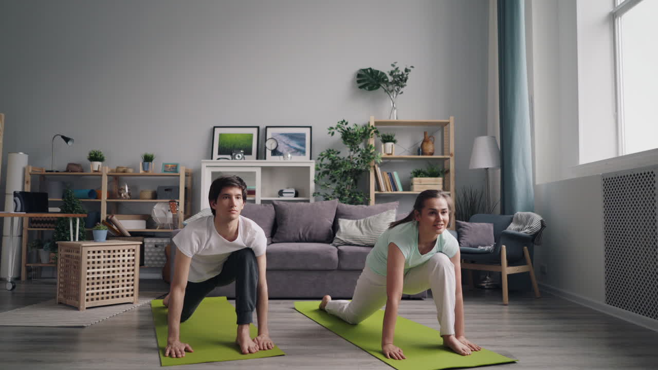 집 에서 요가 를 연습 하는 부부