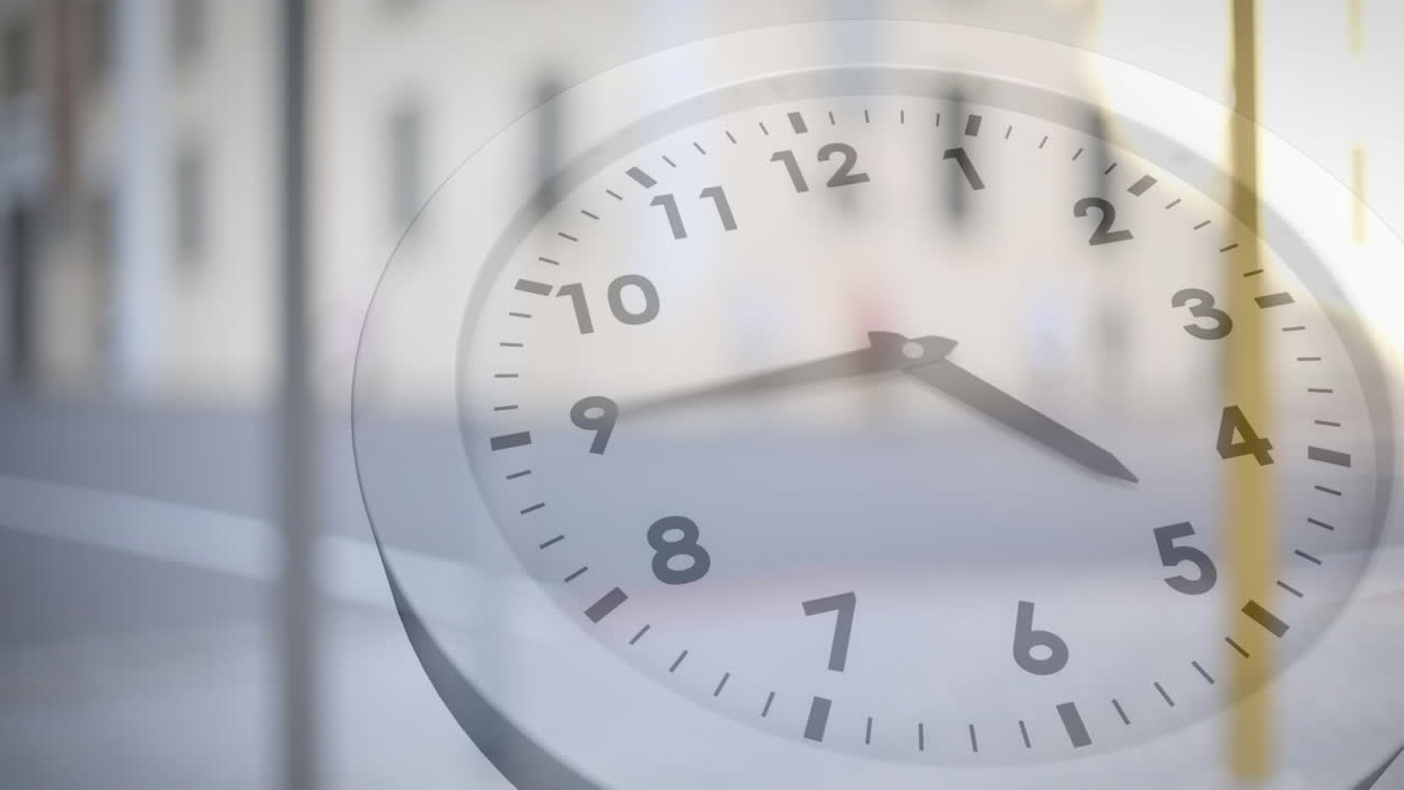 animación de reloj de tic-tac contra vista borrosa de personas caminando por la calle