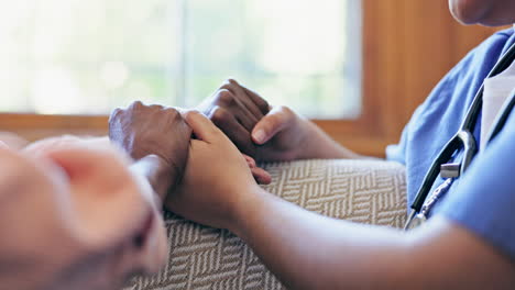 personas que se toman de la mano, apoyo y empatía