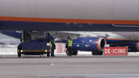 Trabajadores-Preparándose-Para-Descongelar-Un-Avión-A-Reacción