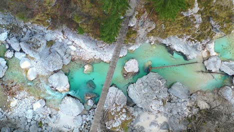 río soca con una pasarela de madera, vista aérea desde un dron, de arriba hacia abajo