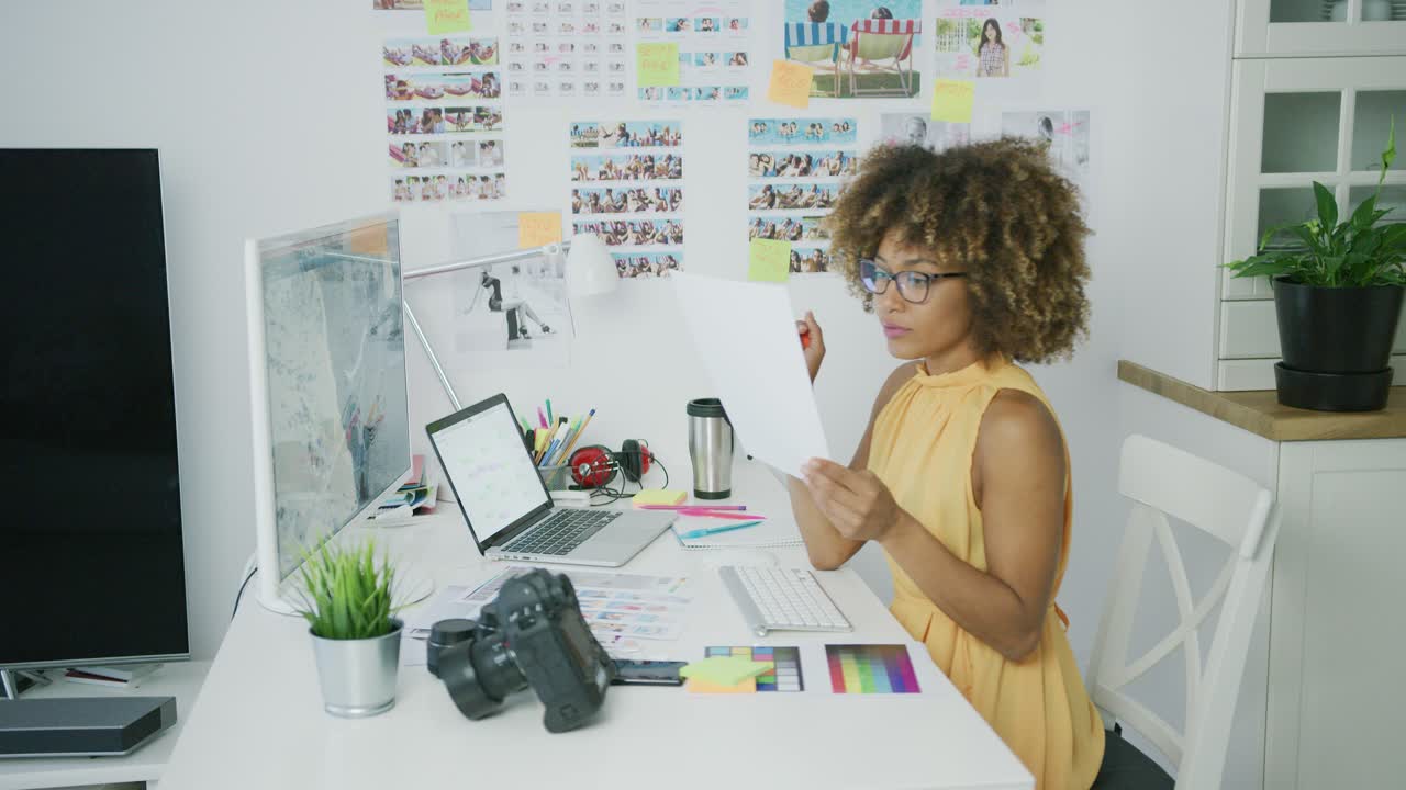diseñador elegante posando en el escritorio
