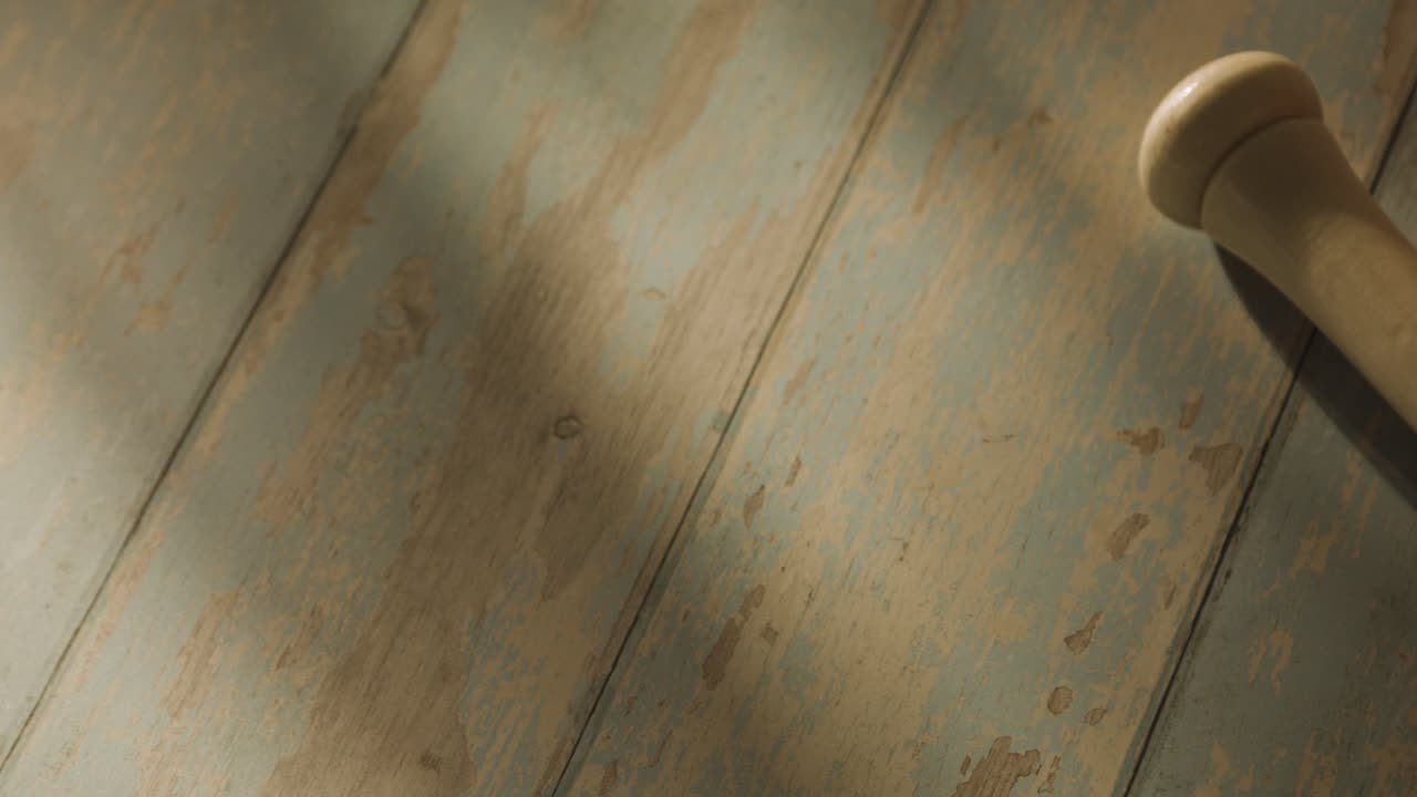 스튜디오 야구의 슬라이더  ⁇ 은 나이가 든 나무 바닥에 박 ⁇  공과 캐처 손잡이와 함께 여전히 생활