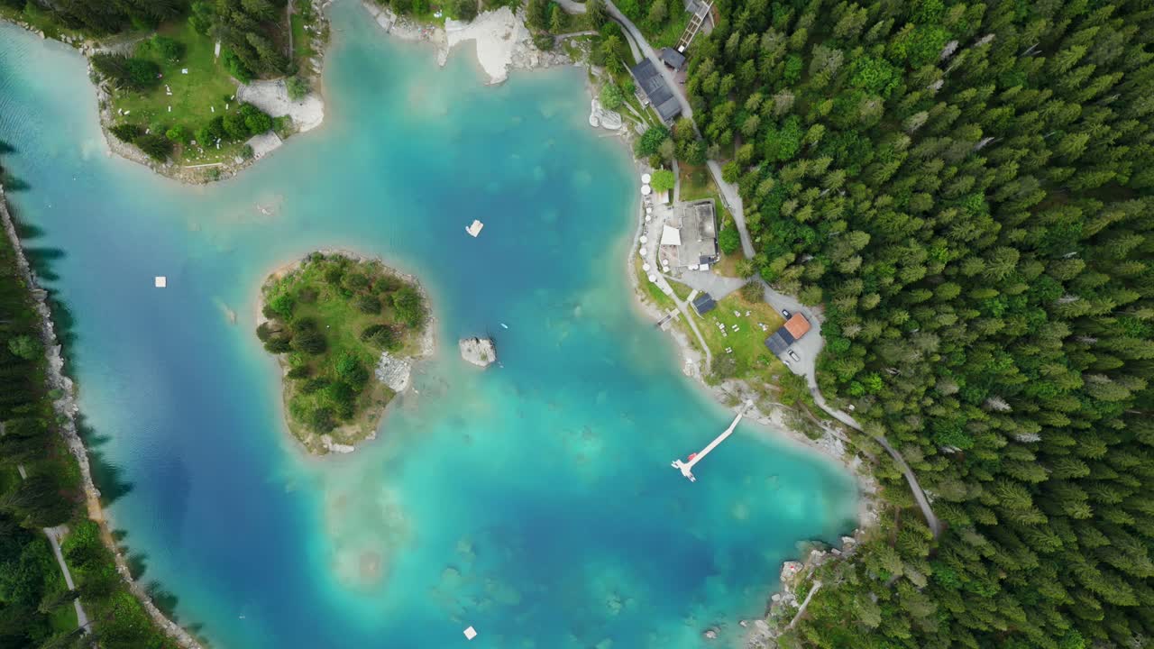 tiro vertical del lago caumasee con aguas azules y denso bosque en películas, suiza