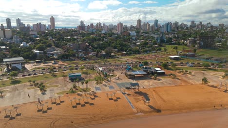 Playa-Bahía-El-Brete-En-Posadas,-La-Cautivadora-Ciudad-Costera-Y-Capital-De-Misiones,-Argentina.