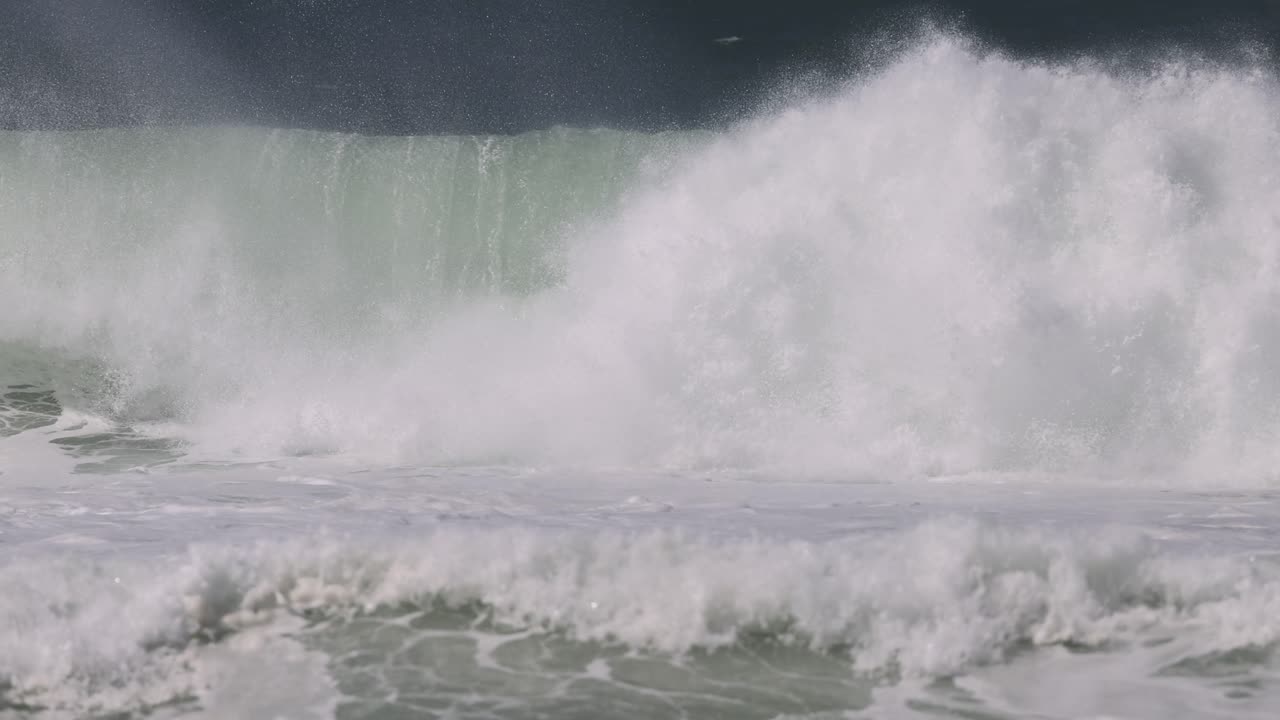 강력한 파도가 충돌하여 극적인 스플래시를 만들어니다.