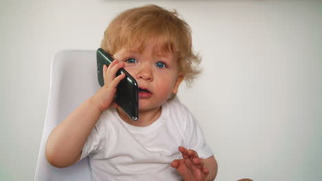 little child with white hair and blue eyes