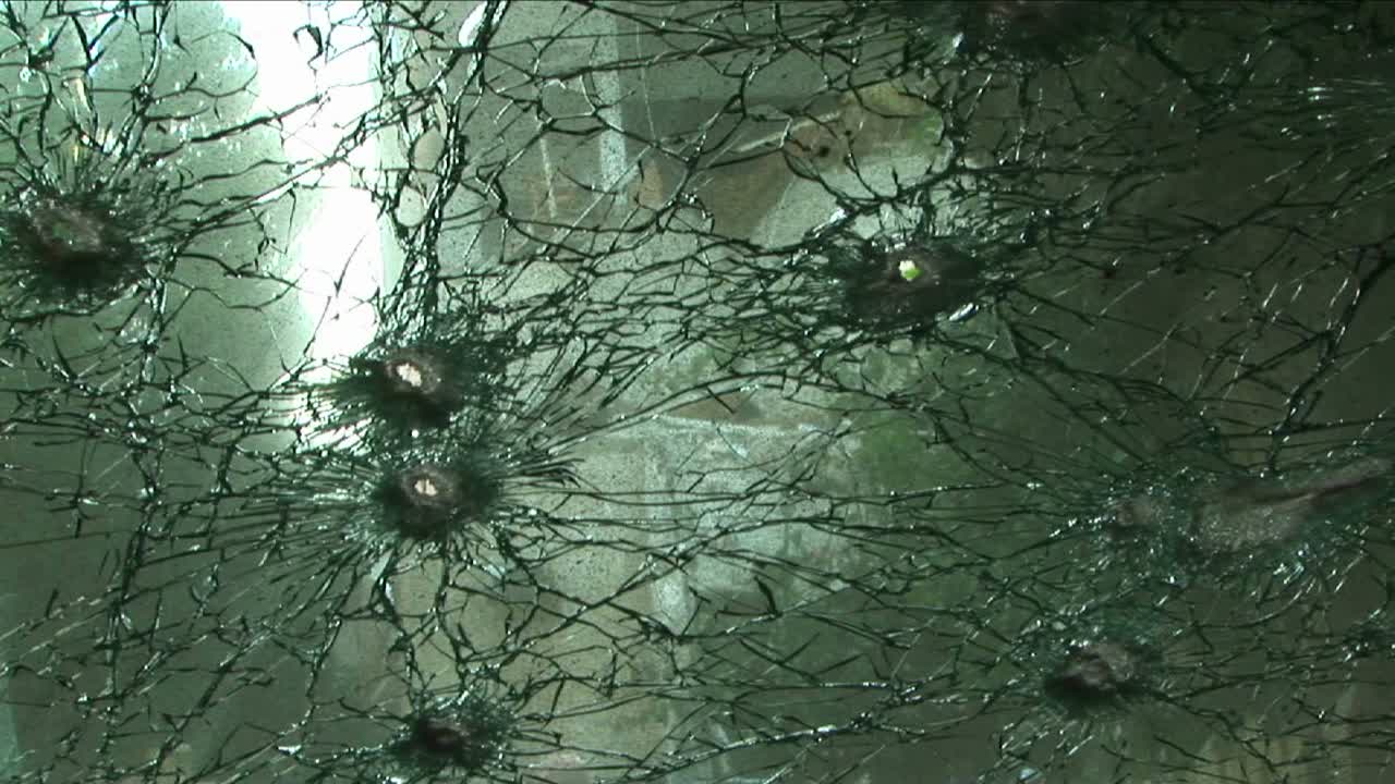 암살 시도 후 앞 유리가 총알에 의해 산산조각