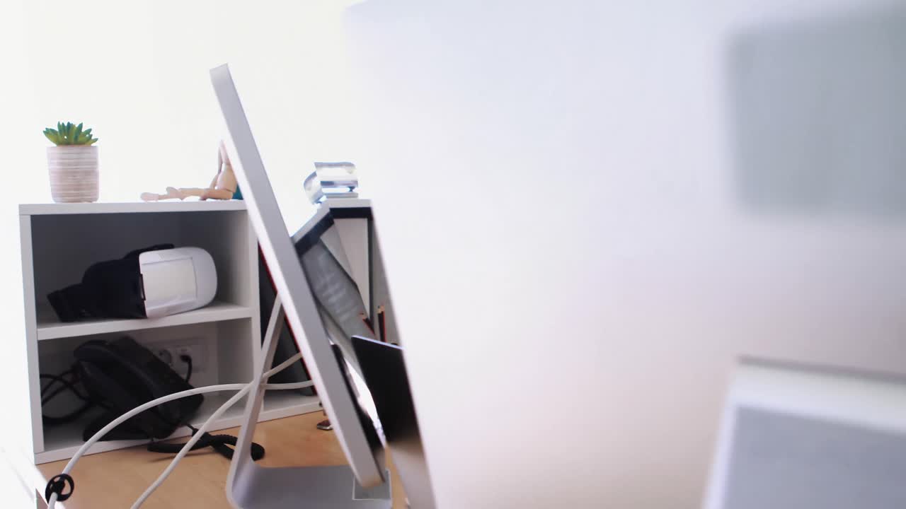 그의 책상 4k에서 노트북에서 일하는 남성 임원