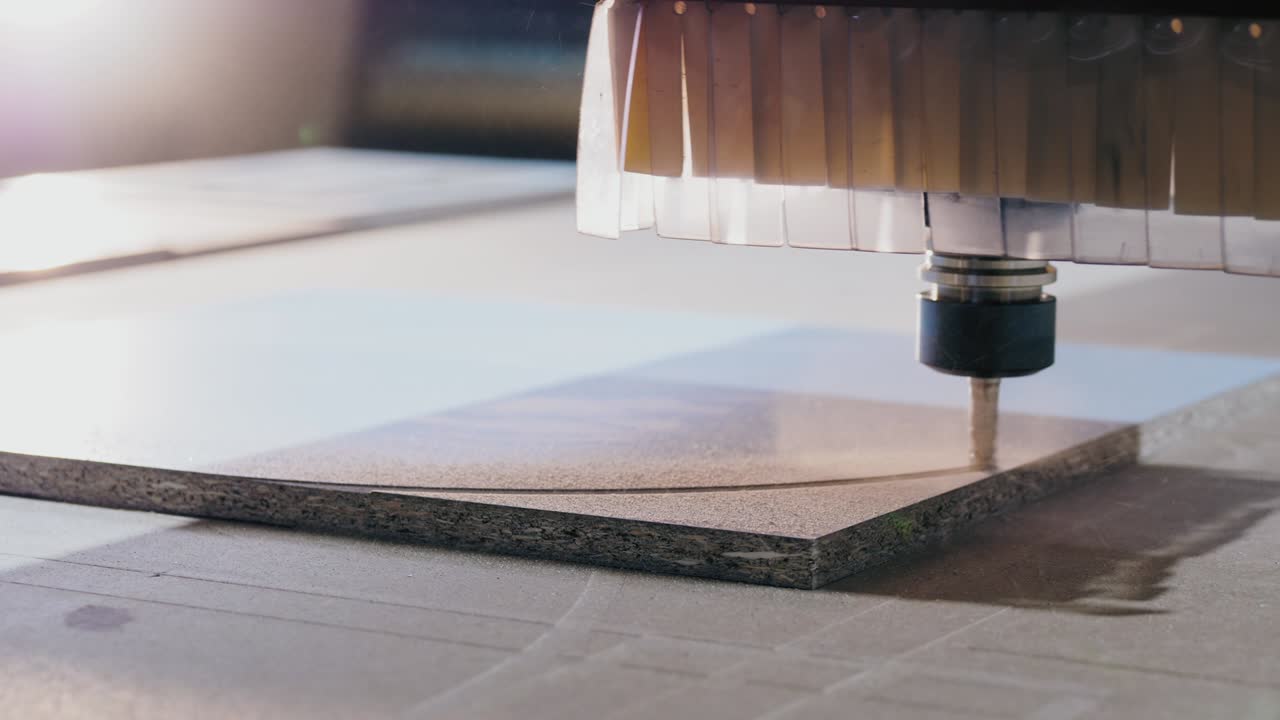 máquina de fresado que corta la pieza de madera