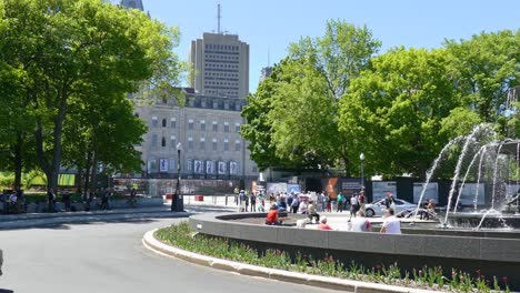 Menschen-Genießen-Das-Sonnige-Wetter-An-Einem-Brunnen-In-Quebec-City
