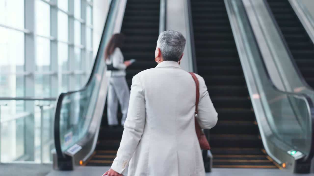 Escada rolante, aeroporto e empresária com bagagem