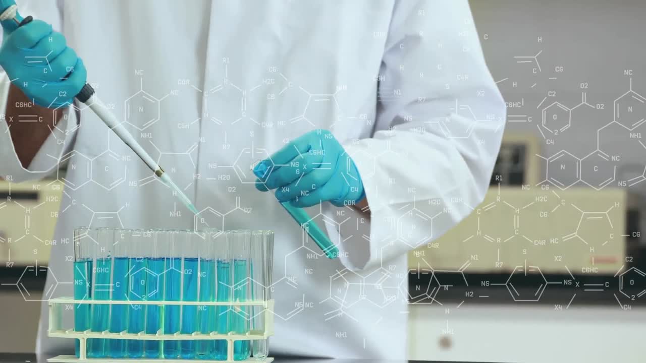 animación de fórmulas químicas sobre un trabajador de laboratorio afroamericano con muestras