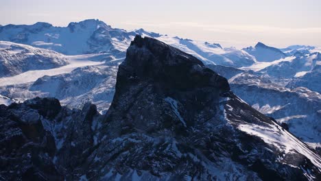 Pico-De-Colmillo-Negro-Cerca-De-Whistler-Bc-Disparado-De-Cerca-En-Un-Avión