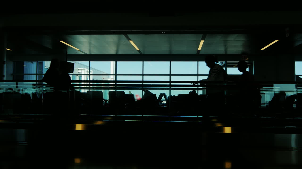 siluetas de pasajeros en el salón del aeropuerto 3