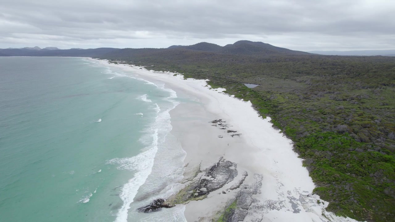 Tratto tranquillo di Friendly Beaches - Area di Conservazione di Coles Bay in Tasmania, Australia. Ripresa aerea