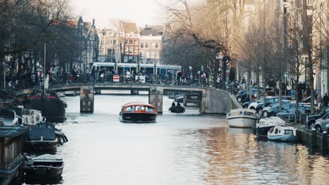 vista típica de un barco de excursión en los canales de amsterdam en invierno